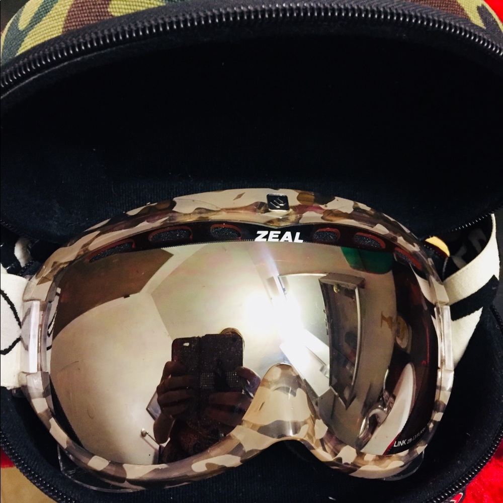ZEAL OPTICS SNOW POLARIZED GOGGLES W/ Case
